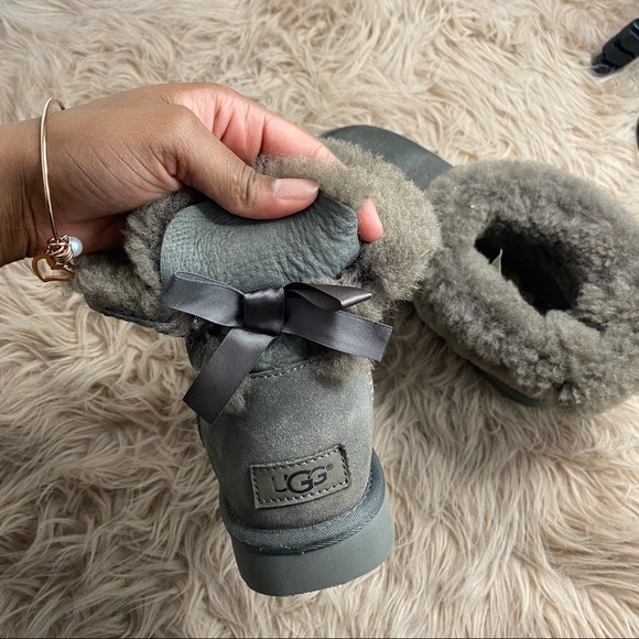 Short Bailey Grey Uggs - Picture 4 of 5